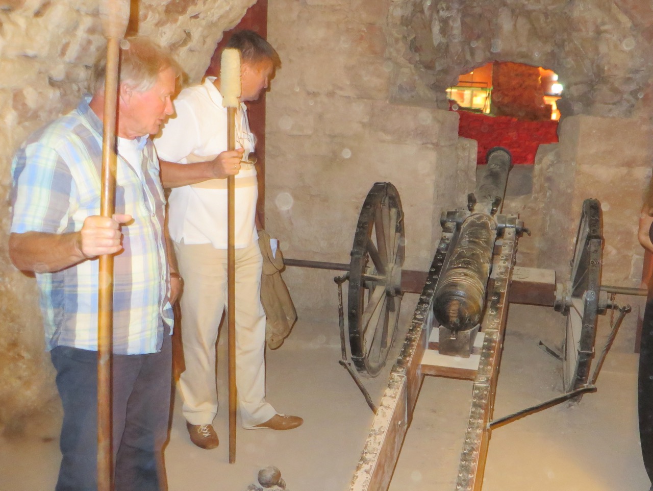 Kasematten - Volker und Elmar mit Kanone