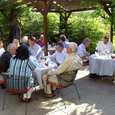 Unsere Runde im Gastgarten I.jpg