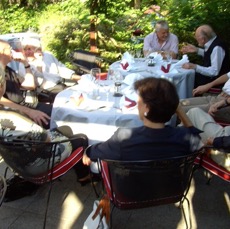 Unsere Runde im Gastgarten IV.jpg