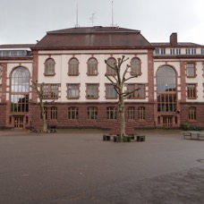 Gesamtansicht ohne Autos und Müllcontainer