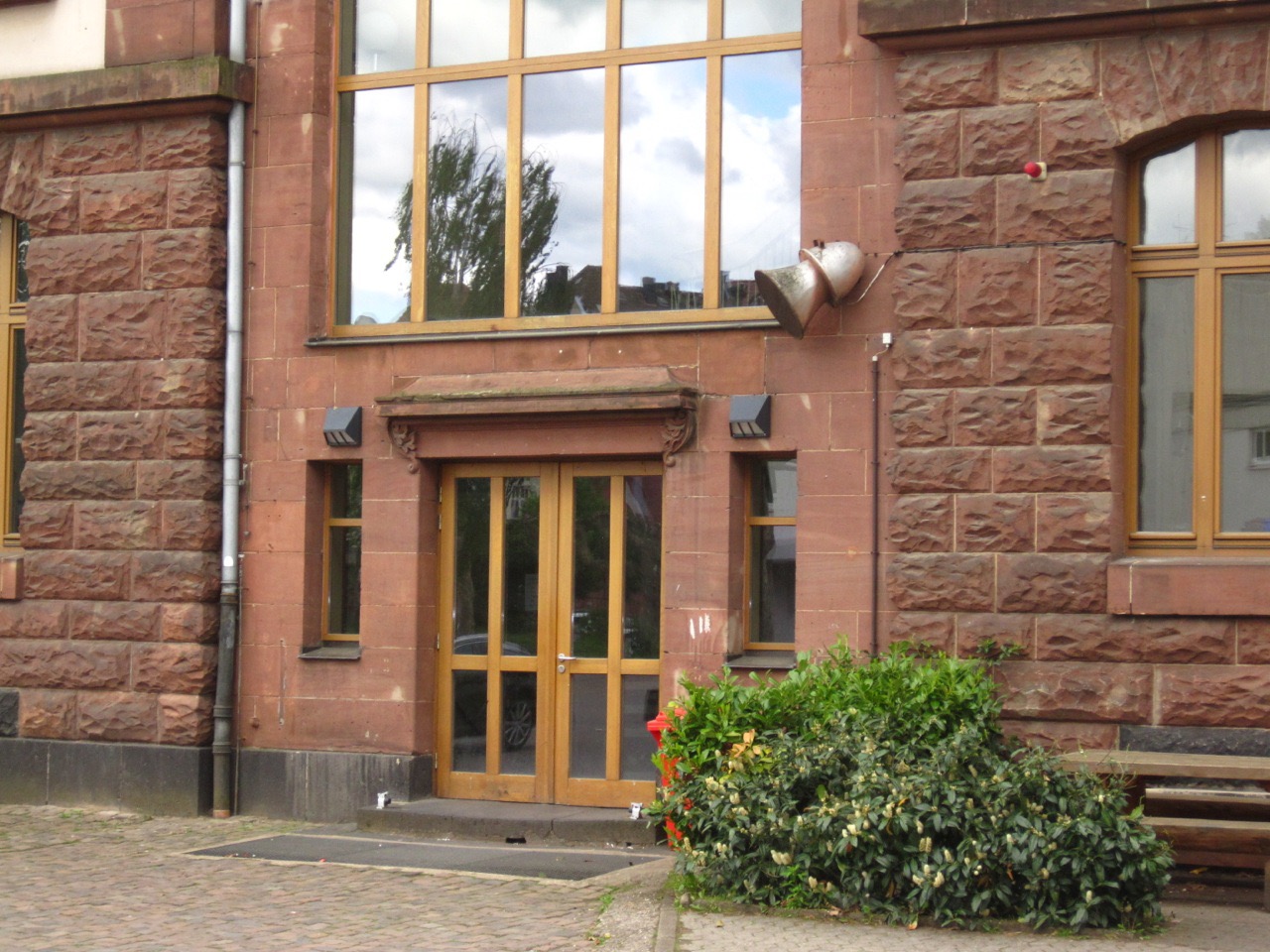 Rechte Tür zum Schulhof